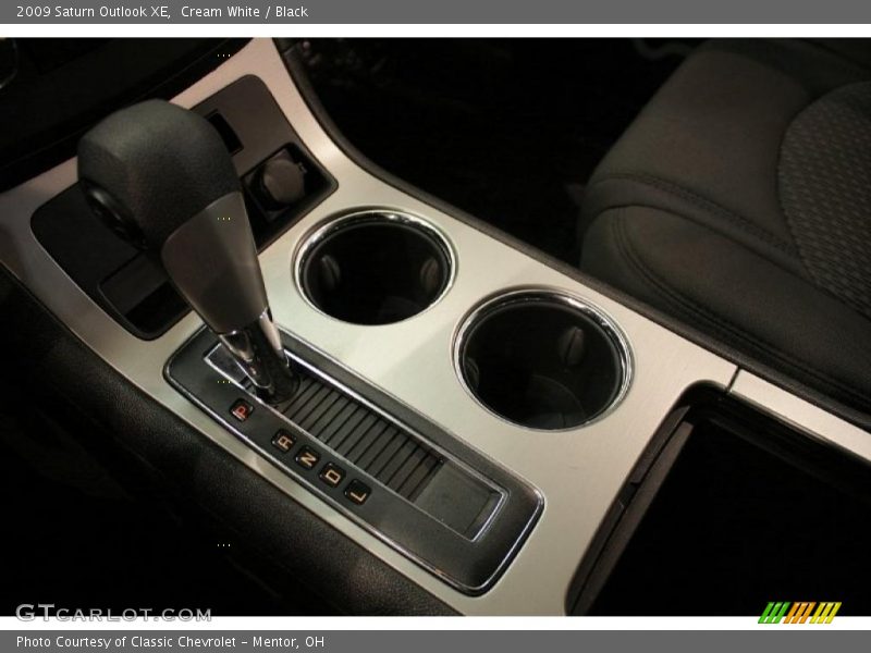 Cream White / Black 2009 Saturn Outlook XE