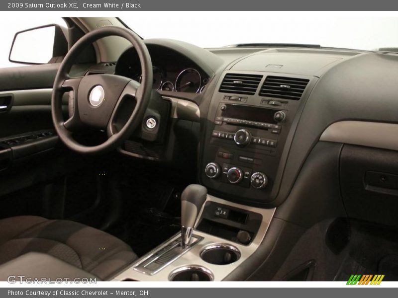 Cream White / Black 2009 Saturn Outlook XE