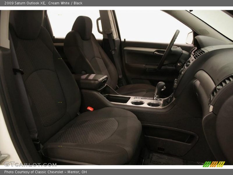 Cream White / Black 2009 Saturn Outlook XE