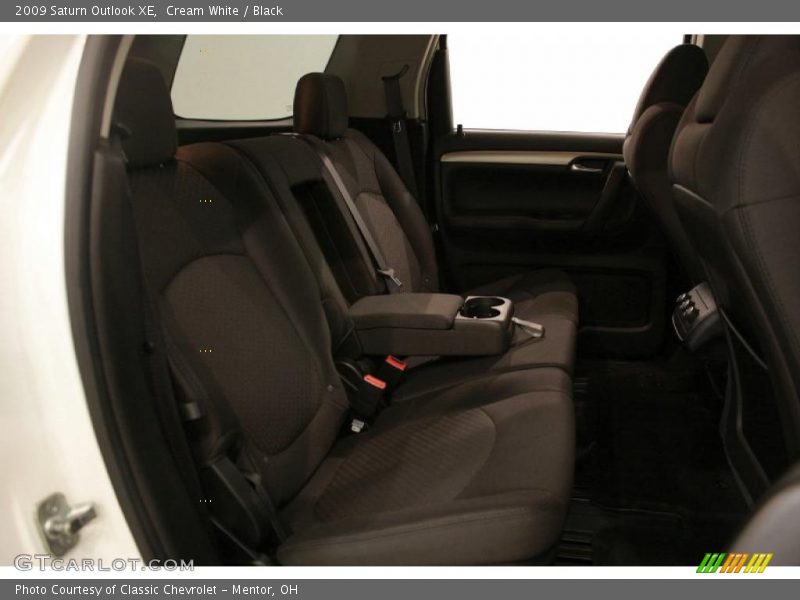 Cream White / Black 2009 Saturn Outlook XE