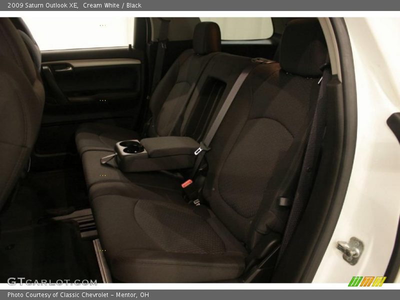 Cream White / Black 2009 Saturn Outlook XE