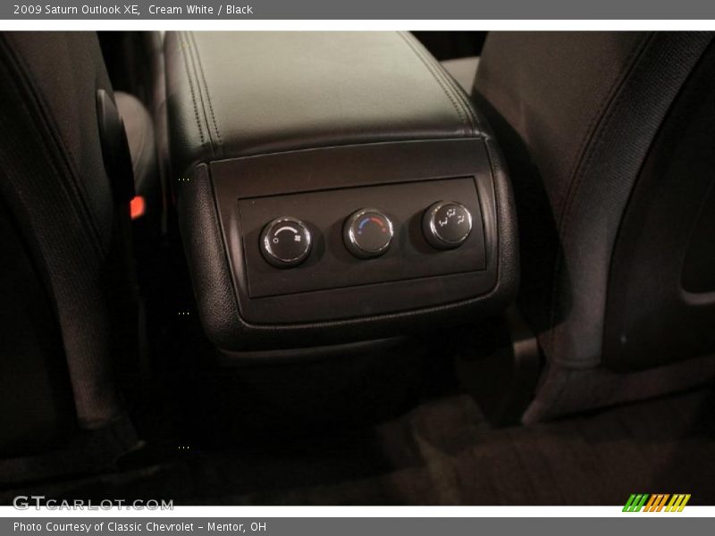 Cream White / Black 2009 Saturn Outlook XE