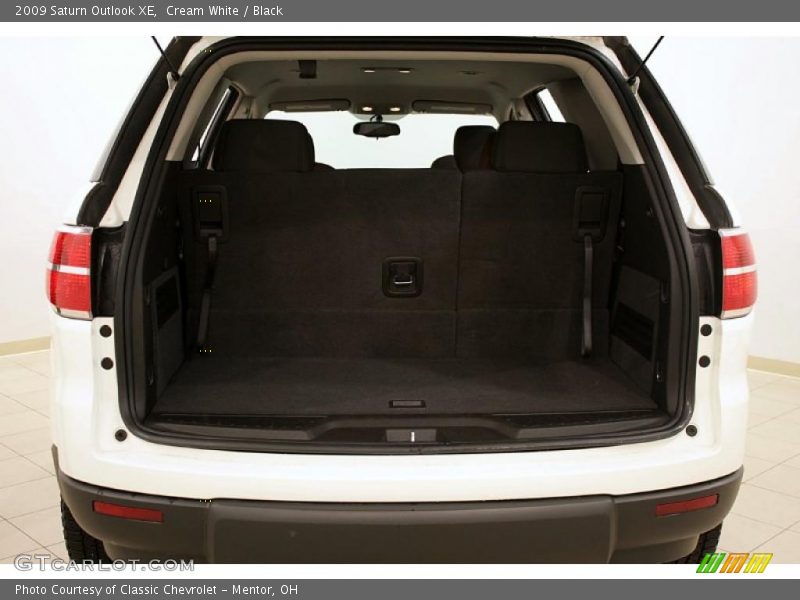 Cream White / Black 2009 Saturn Outlook XE