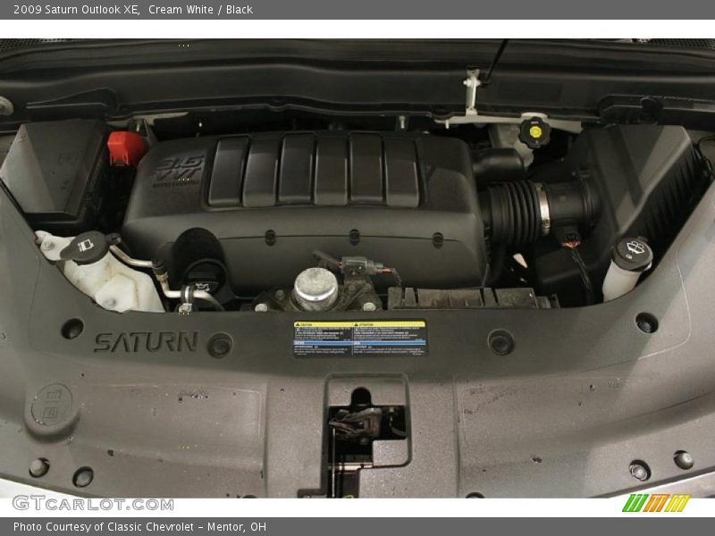 Cream White / Black 2009 Saturn Outlook XE