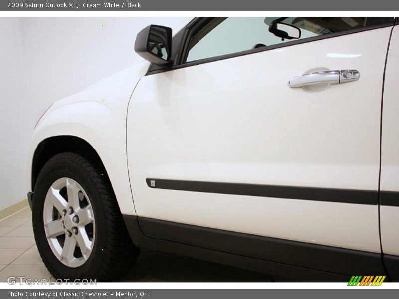 Cream White / Black 2009 Saturn Outlook XE