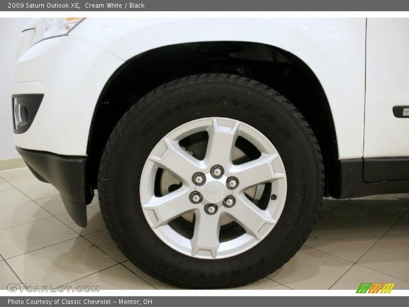 Cream White / Black 2009 Saturn Outlook XE