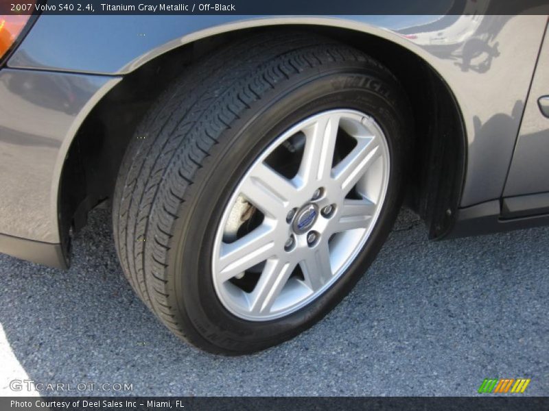 Titanium Gray Metallic / Off-Black 2007 Volvo S40 2.4i