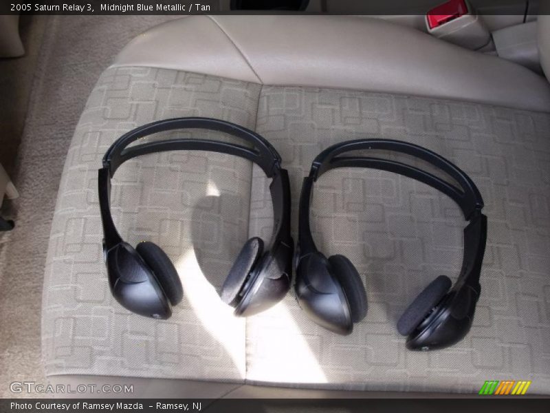 Midnight Blue Metallic / Tan 2005 Saturn Relay 3