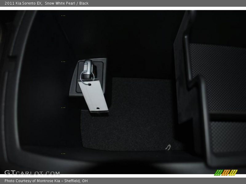 Snow White Pearl / Black 2011 Kia Sorento EX