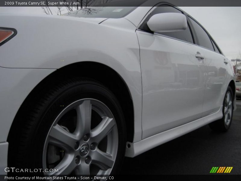 Super White / Ash 2009 Toyota Camry SE
