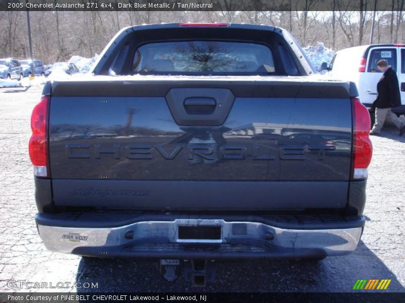 Dark Blue Metallic / Tan/Neutral 2005 Chevrolet Avalanche Z71 4x4