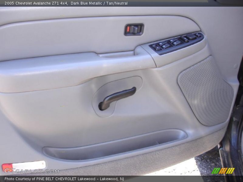 Dark Blue Metallic / Tan/Neutral 2005 Chevrolet Avalanche Z71 4x4