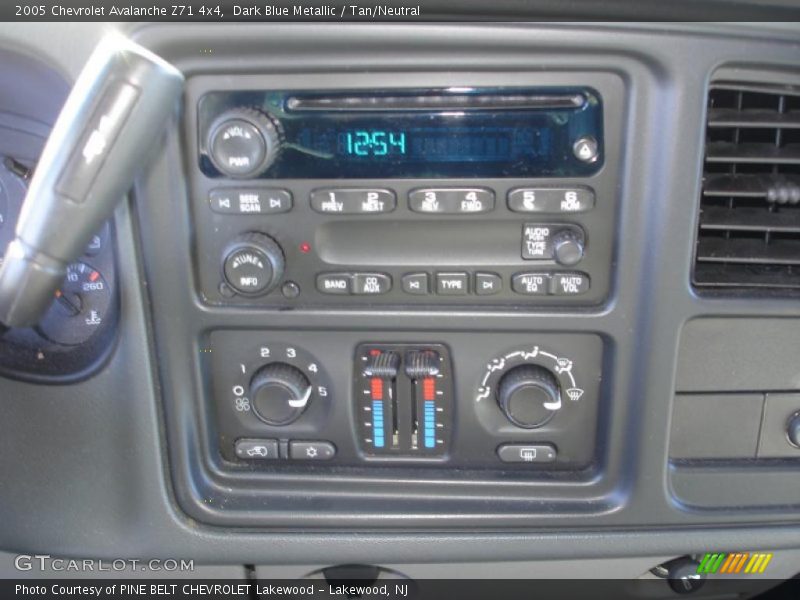 Dark Blue Metallic / Tan/Neutral 2005 Chevrolet Avalanche Z71 4x4