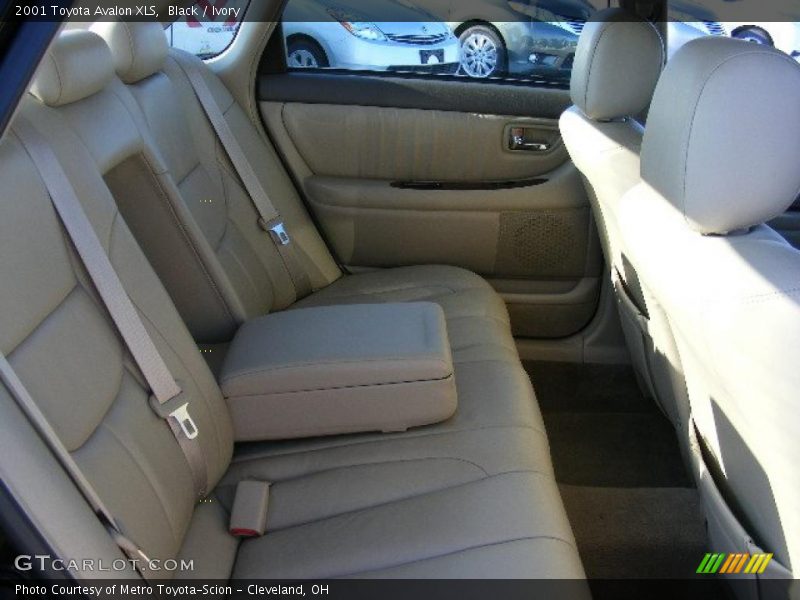 Black / Ivory 2001 Toyota Avalon XLS