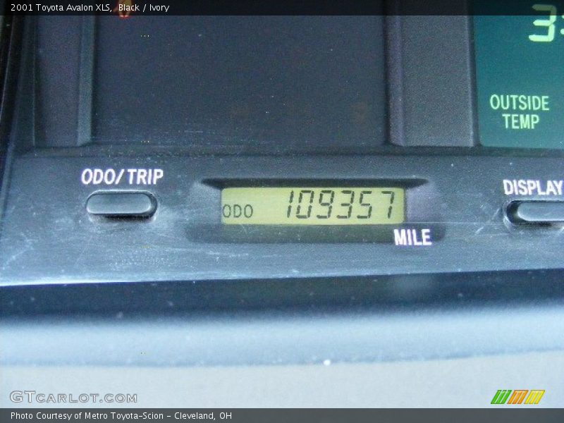 Black / Ivory 2001 Toyota Avalon XLS