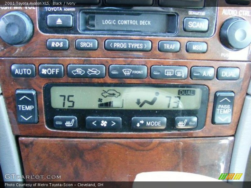 Black / Ivory 2001 Toyota Avalon XLS