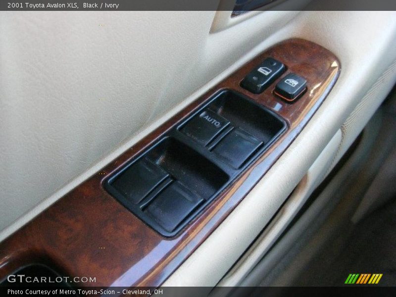 Black / Ivory 2001 Toyota Avalon XLS