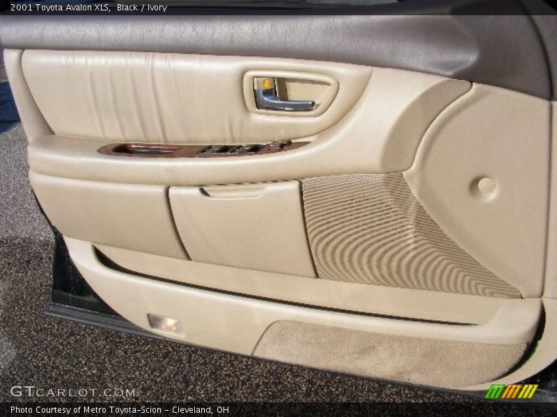 Black / Ivory 2001 Toyota Avalon XLS