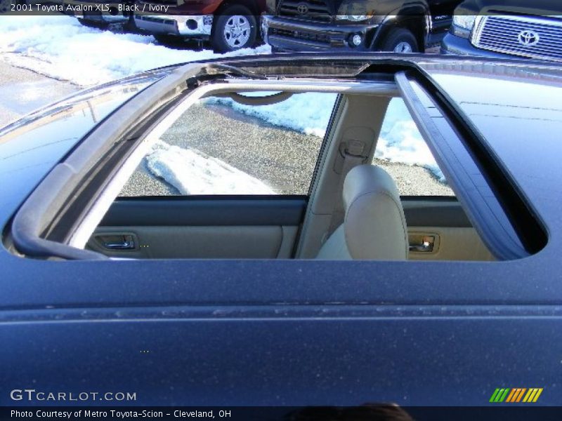 Black / Ivory 2001 Toyota Avalon XLS