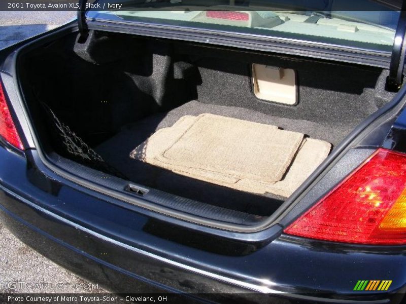 Black / Ivory 2001 Toyota Avalon XLS