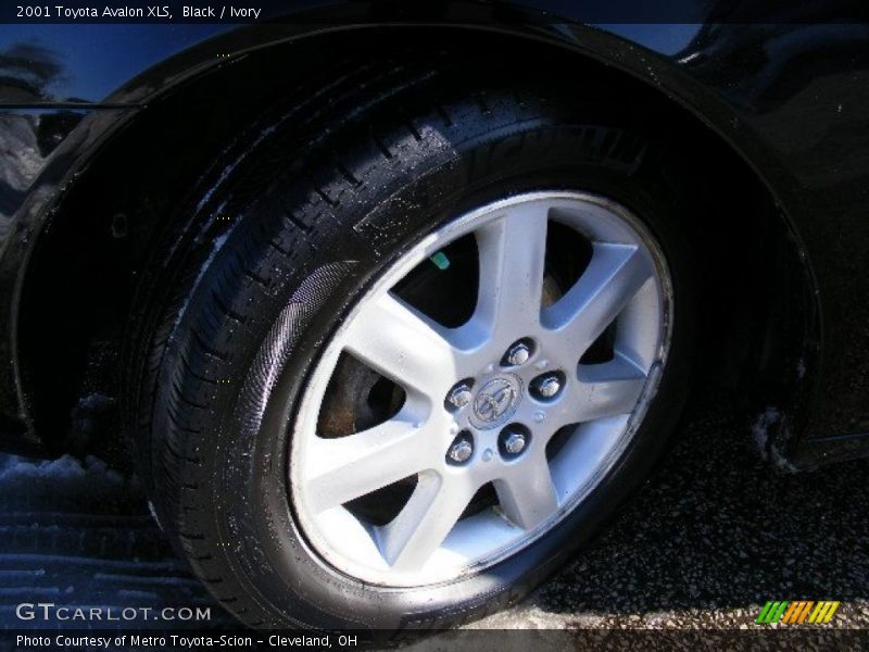Black / Ivory 2001 Toyota Avalon XLS