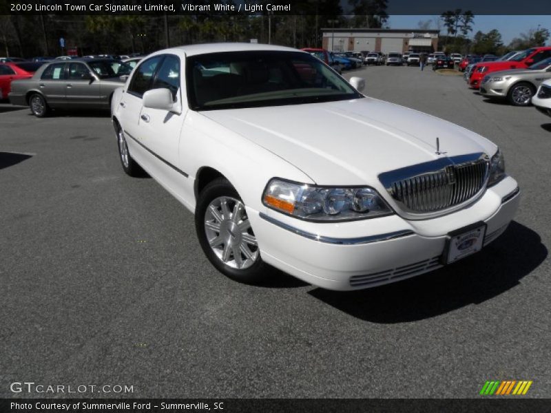 Vibrant White / Light Camel 2009 Lincoln Town Car Signature Limited