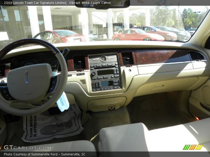 Vibrant White / Light Camel 2009 Lincoln Town Car Signature Limited