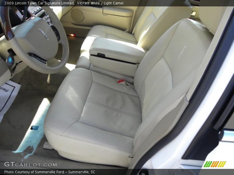 Vibrant White / Light Camel 2009 Lincoln Town Car Signature Limited