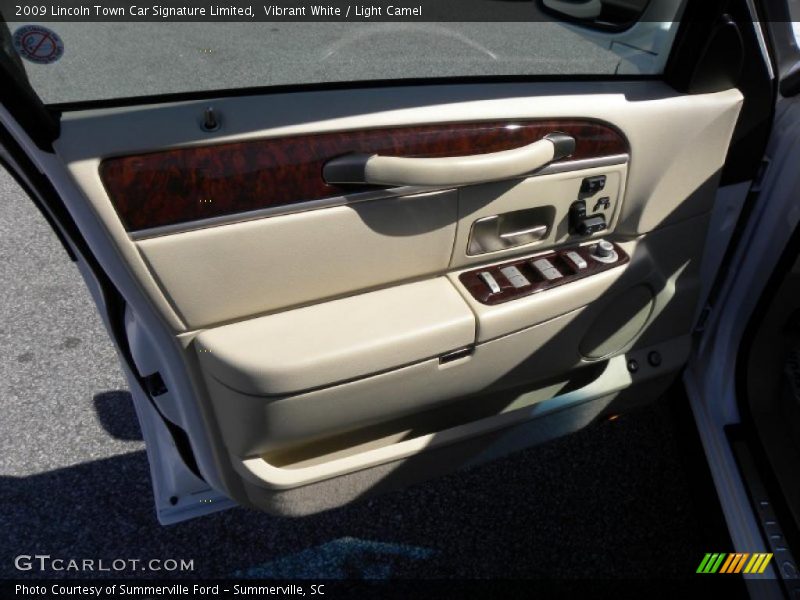Vibrant White / Light Camel 2009 Lincoln Town Car Signature Limited