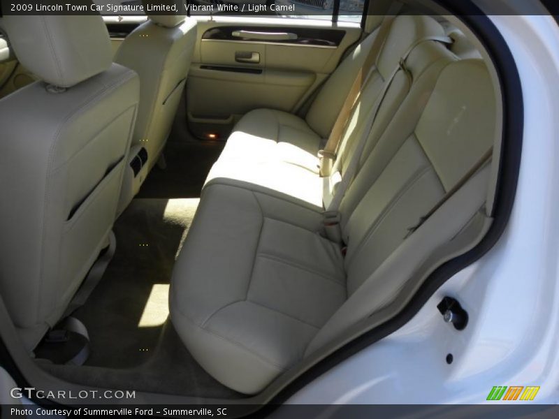 Vibrant White / Light Camel 2009 Lincoln Town Car Signature Limited