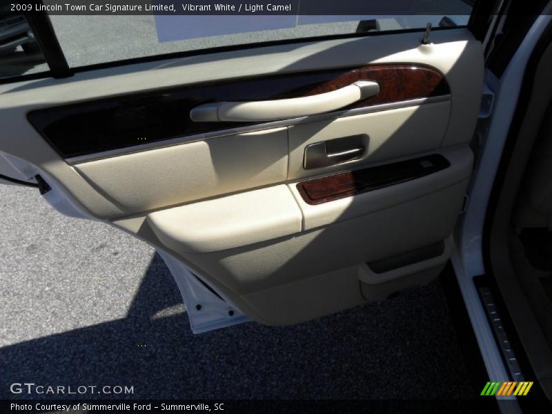Vibrant White / Light Camel 2009 Lincoln Town Car Signature Limited