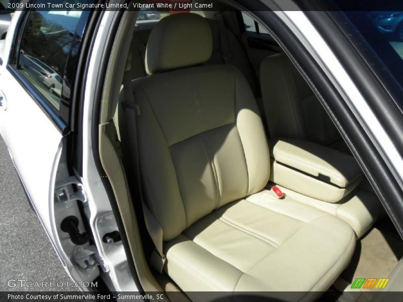 Vibrant White / Light Camel 2009 Lincoln Town Car Signature Limited