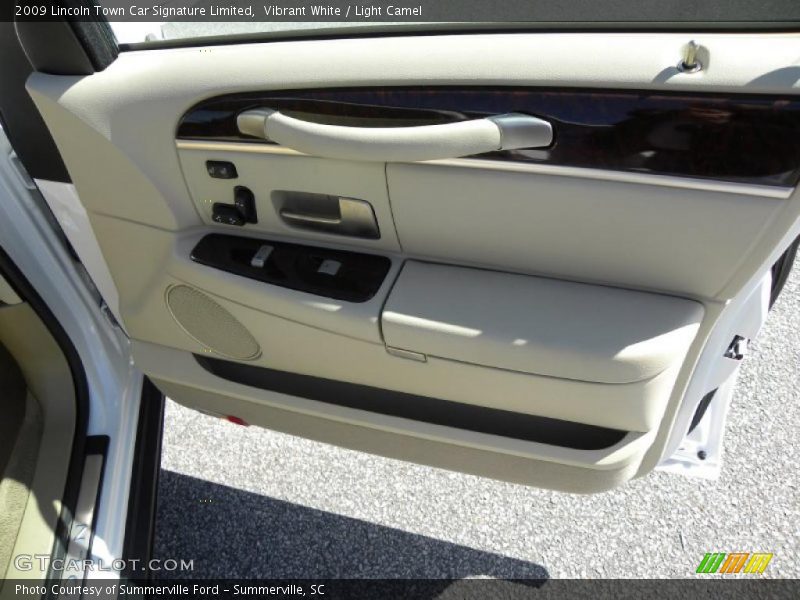 Vibrant White / Light Camel 2009 Lincoln Town Car Signature Limited