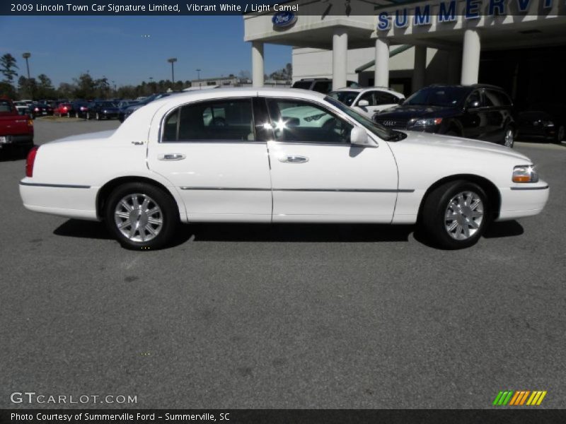 Vibrant White / Light Camel 2009 Lincoln Town Car Signature Limited