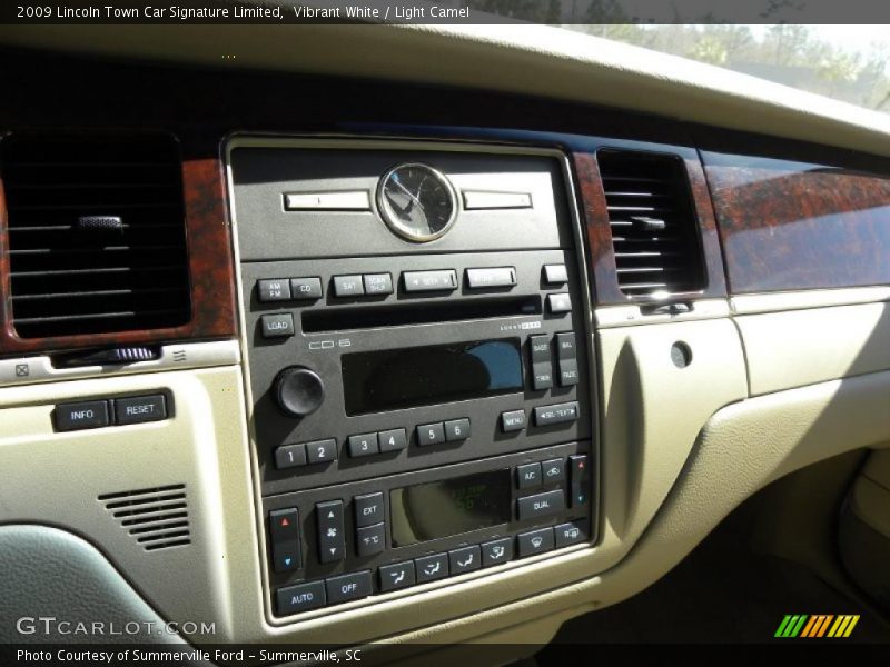 Vibrant White / Light Camel 2009 Lincoln Town Car Signature Limited