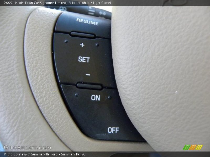 Vibrant White / Light Camel 2009 Lincoln Town Car Signature Limited
