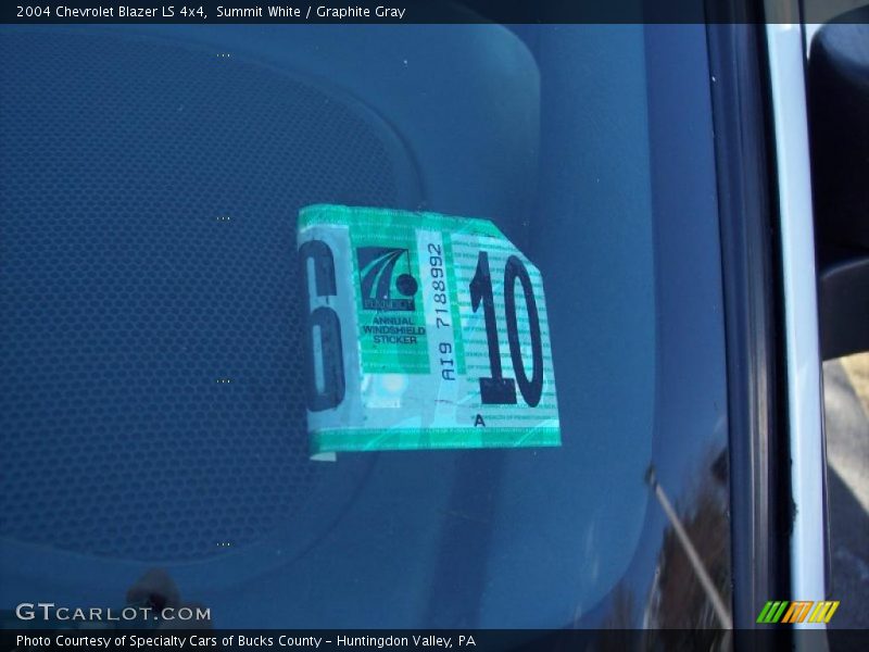 Summit White / Graphite Gray 2004 Chevrolet Blazer LS 4x4