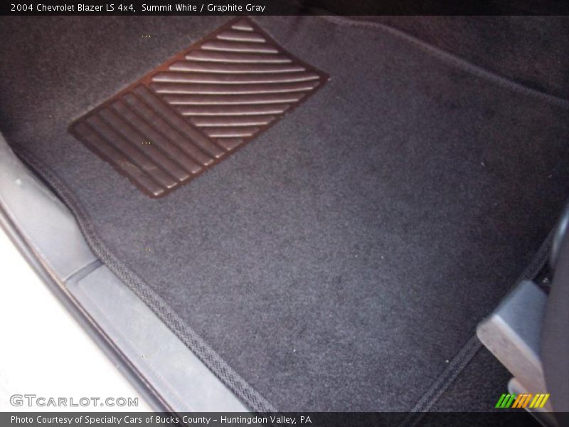 Summit White / Graphite Gray 2004 Chevrolet Blazer LS 4x4