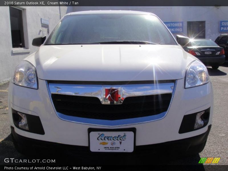 Cream White / Tan 2008 Saturn Outlook XE