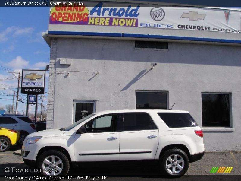Cream White / Tan 2008 Saturn Outlook XE