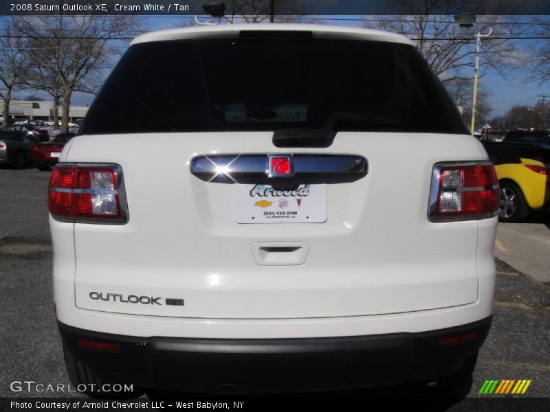 Cream White / Tan 2008 Saturn Outlook XE