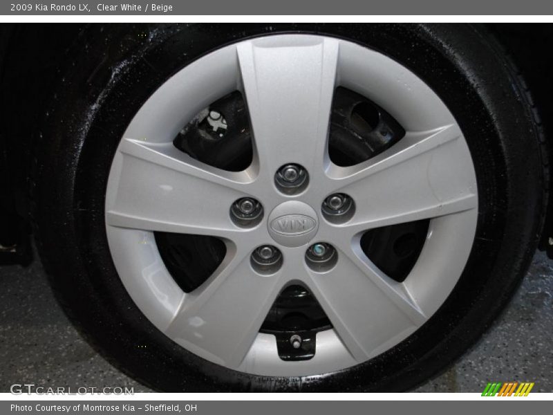 Clear White / Beige 2009 Kia Rondo LX