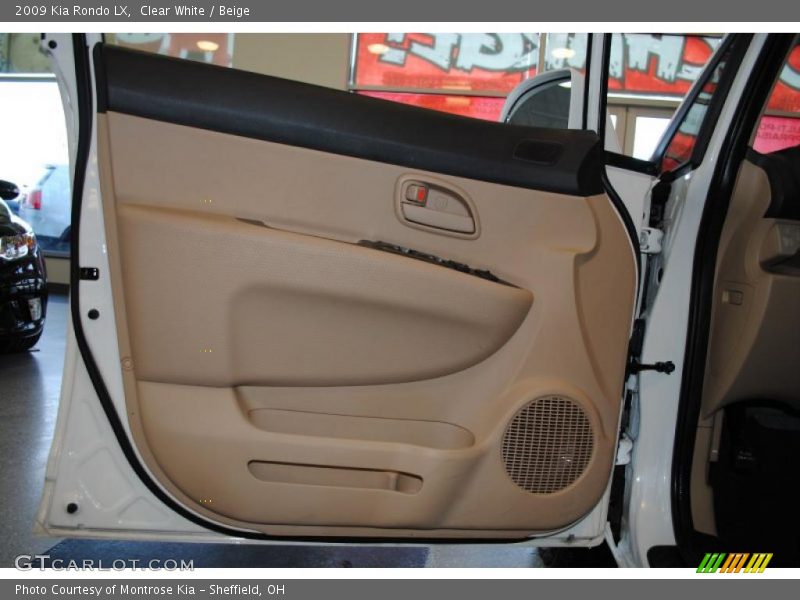 Clear White / Beige 2009 Kia Rondo LX