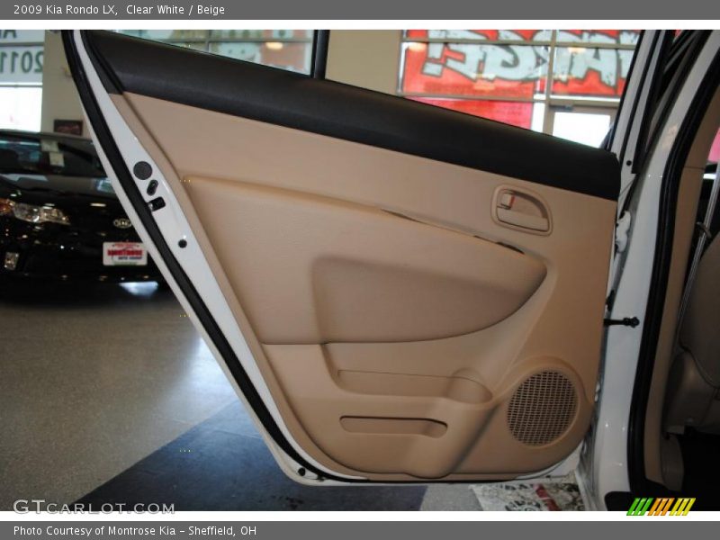 Clear White / Beige 2009 Kia Rondo LX