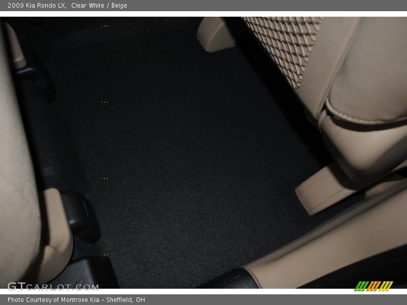 Clear White / Beige 2009 Kia Rondo LX