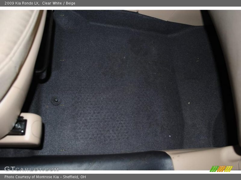 Clear White / Beige 2009 Kia Rondo LX