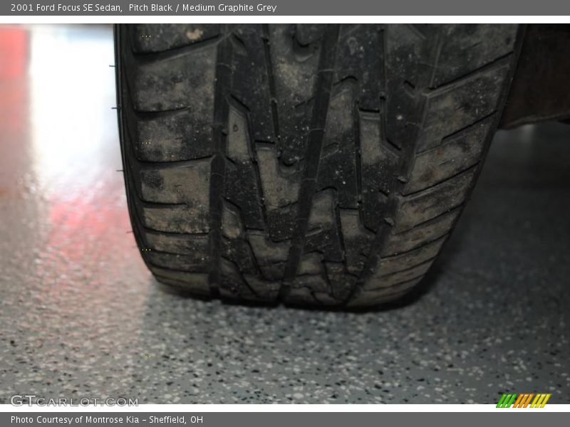 Pitch Black / Medium Graphite Grey 2001 Ford Focus SE Sedan