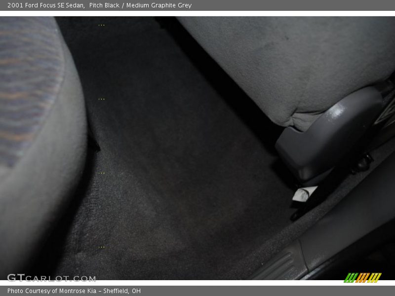 Pitch Black / Medium Graphite Grey 2001 Ford Focus SE Sedan