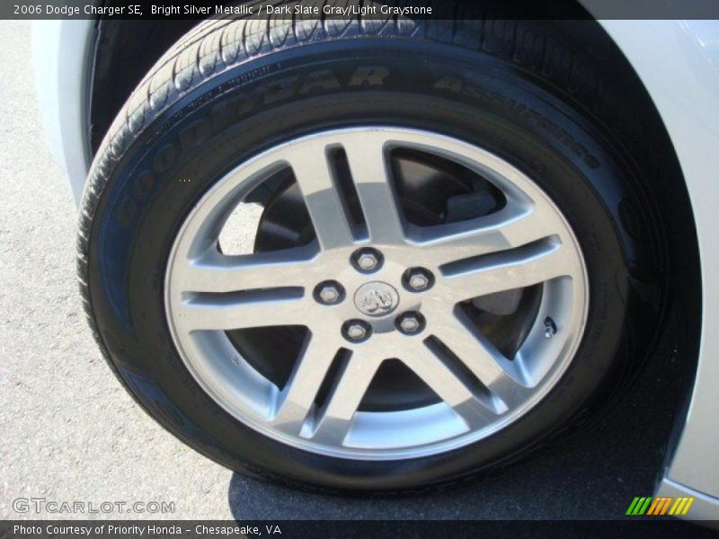 Bright Silver Metallic / Dark Slate Gray/Light Graystone 2006 Dodge Charger SE
