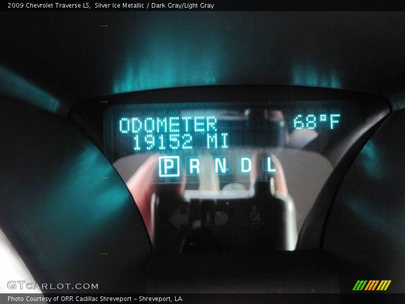 Silver Ice Metallic / Dark Gray/Light Gray 2009 Chevrolet Traverse LS